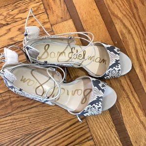 Medium heels sandals.